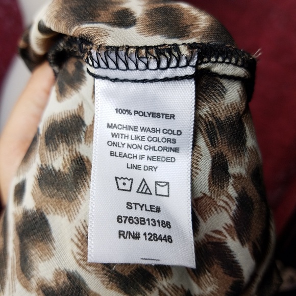 CLOSET CLEANOUT ⚠️Leopard print top - Picture 3 of 8